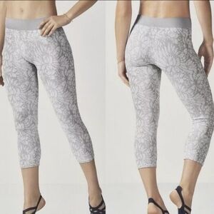 🌈Fabletics Seamless Sebastian Floral Jacquard Capri Leggings White Gray  Medium